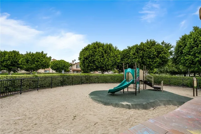a view of a fountain in front of a house with a fountain