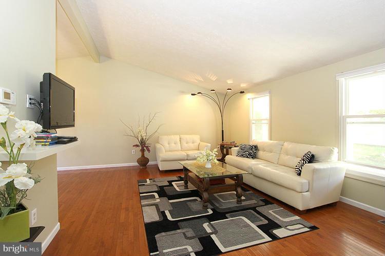 3045 Memory Lane Silver Spring, MD 20904 - Photo 4 of 21 Living Room