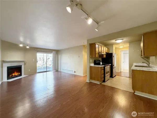 $1,900 | 16817 Larch Way, Unit B101, Lynnwood, WA 98037