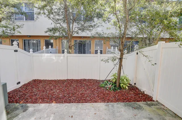 $2,300 | 121 Hemingway Court, Palm Springs, FL 33461