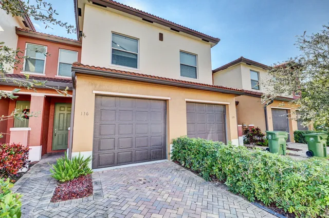 $2,300 | 121 Hemingway Court, Palm Springs, FL 33461