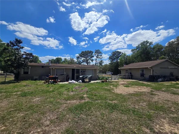 a view of a house with backyard and garden