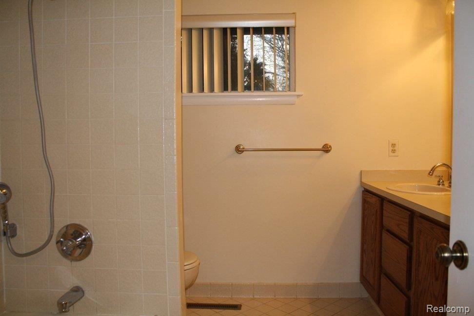 2805 Franklin Road Bloomfield Hills, MI 48302 - Photo 6 of 9 franklin rd bath.JPG