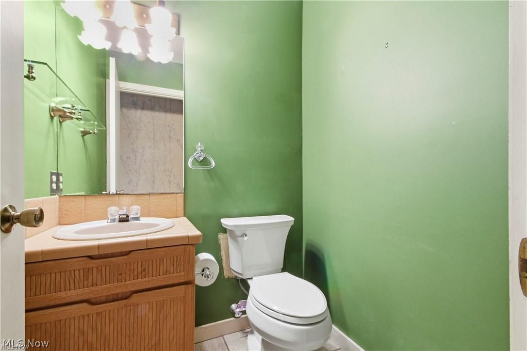 1175 East Calla Road, Unit B103 Youngstown, OH 44514 - Photo 17 of 30 Main Level Half Bath