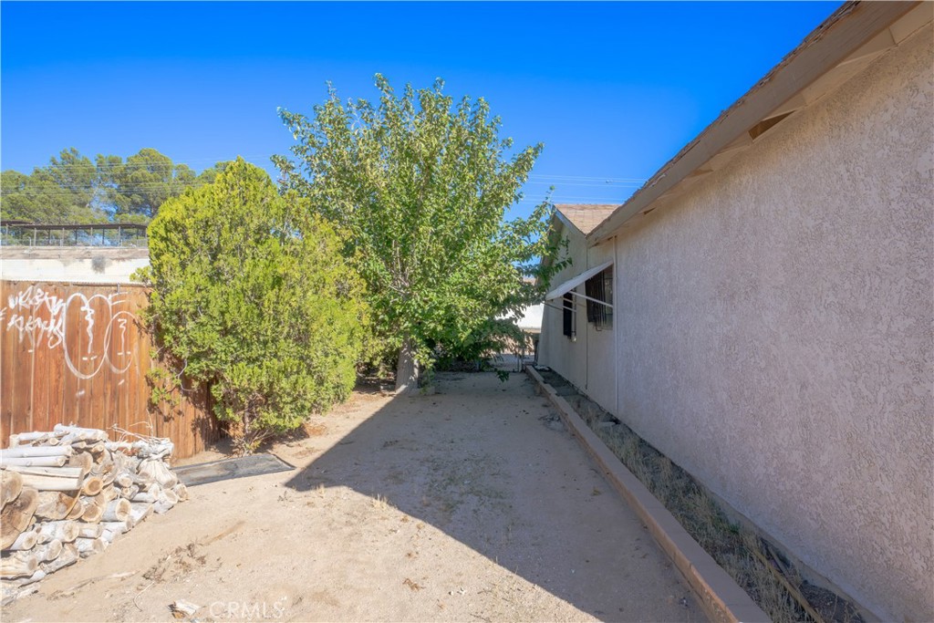 16403 Seneca Road Victorville, CA 92395 - Photo 28 of 47 a view of a backyard with plants
