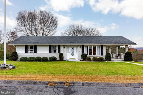 a view of a house with a yard and plants
