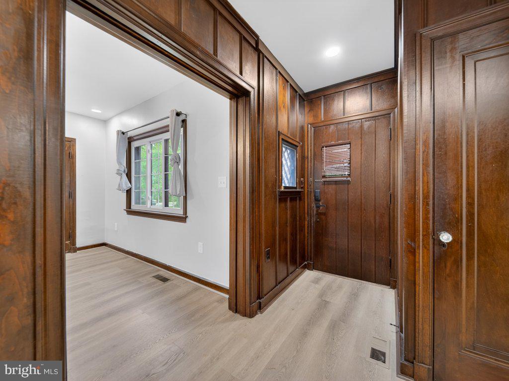 4409 Beechwood Road University Park, MD 20782 - Photo 4 of 51