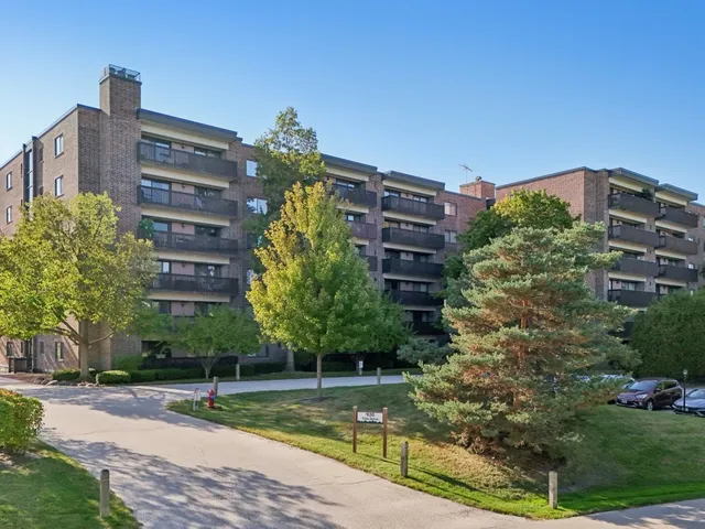 $183,900 | 920 Vose Drive, Unit 106, Gurnee, IL 60031
