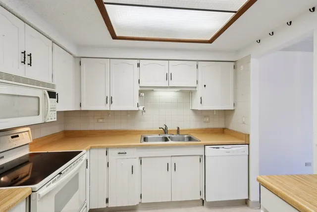 $183,900 | 920 Vose Drive, Unit 106, Gurnee, IL 60031