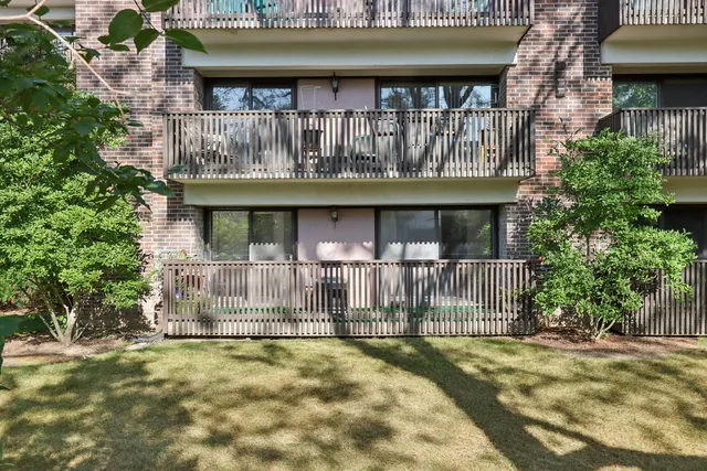 $183,900 | 920 Vose Drive, Unit 106, Gurnee, IL 60031