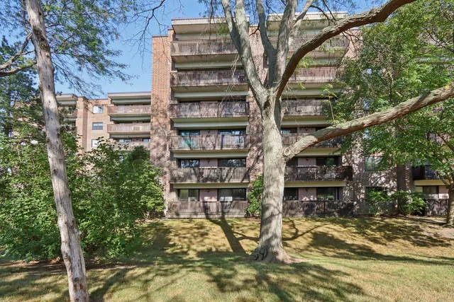 $183,900 | 920 Vose Drive, Unit 106, Gurnee, IL 60031