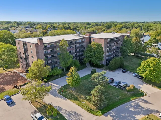 $183,900 | 920 Vose Drive, Unit 106, Gurnee, IL 60031
