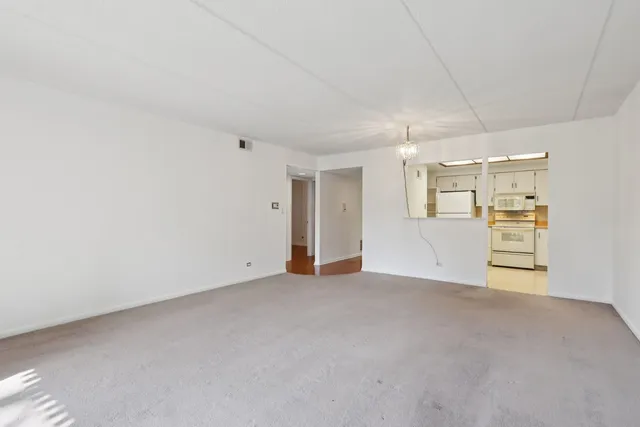 $183,900 | 920 Vose Drive, Unit 106, Gurnee, IL 60031