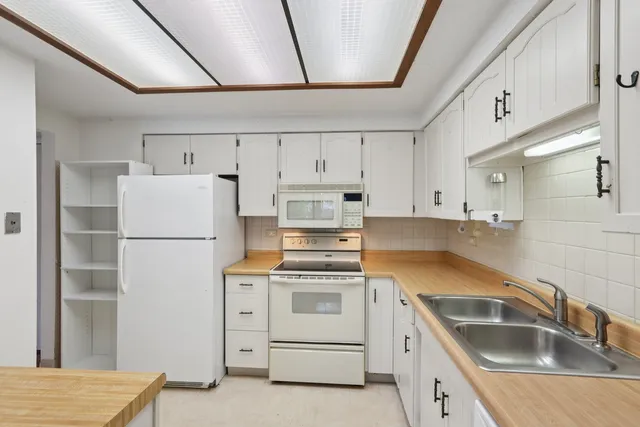 $183,900 | 920 Vose Drive, Unit 106, Gurnee, IL 60031