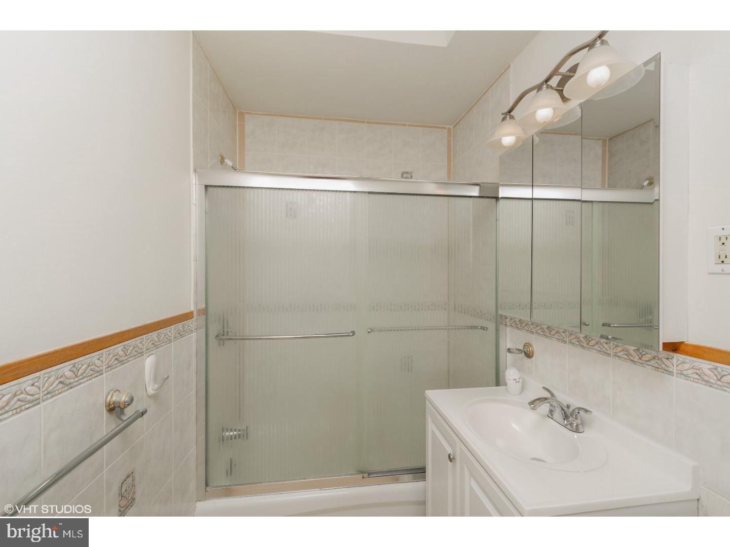 3351 Morning Glory Road Philadelphia, PA 19154 - Photo 12 of 17 Bathroom