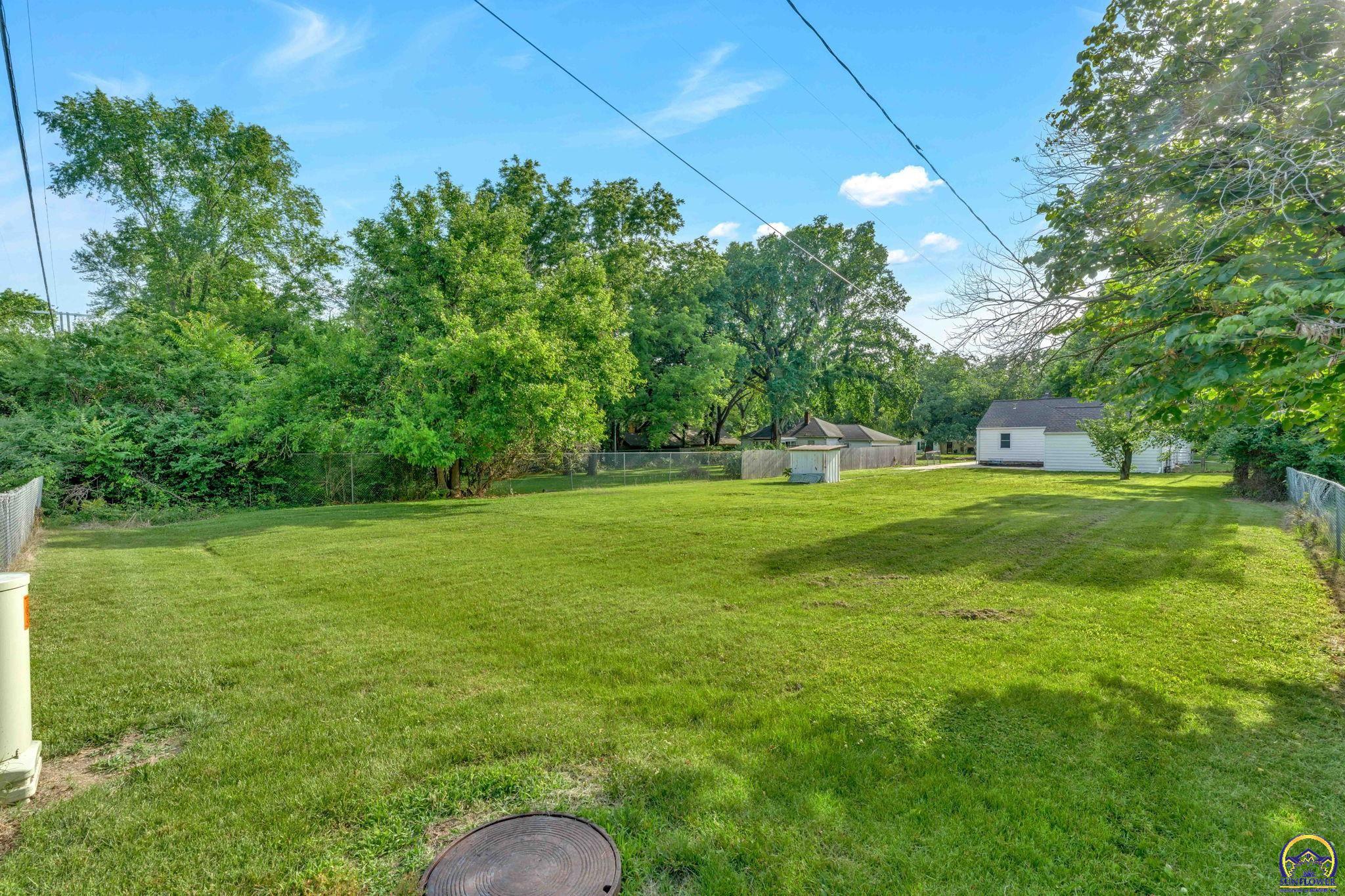 2212 Southwest Burnett Road Topeka, KS 66614 - Photo 34 of 37