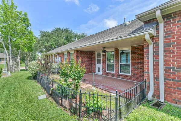 $2,000 | 3327 South Country Meadows Lane, Pearland, TX 77584