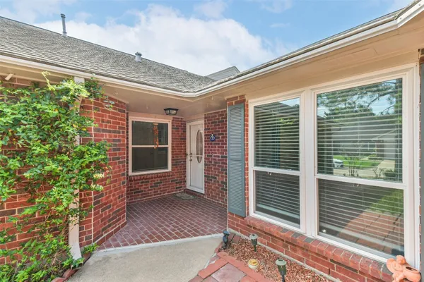 $2,000 | 3327 South Country Meadows Lane, Pearland, TX 77584