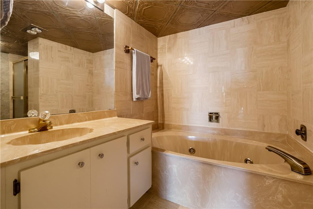 701 North Riverside Drive, Unit 403 Pompano Beach, FL 33062 - Photo 14 of 40 Primary bath with whirlpool tub.