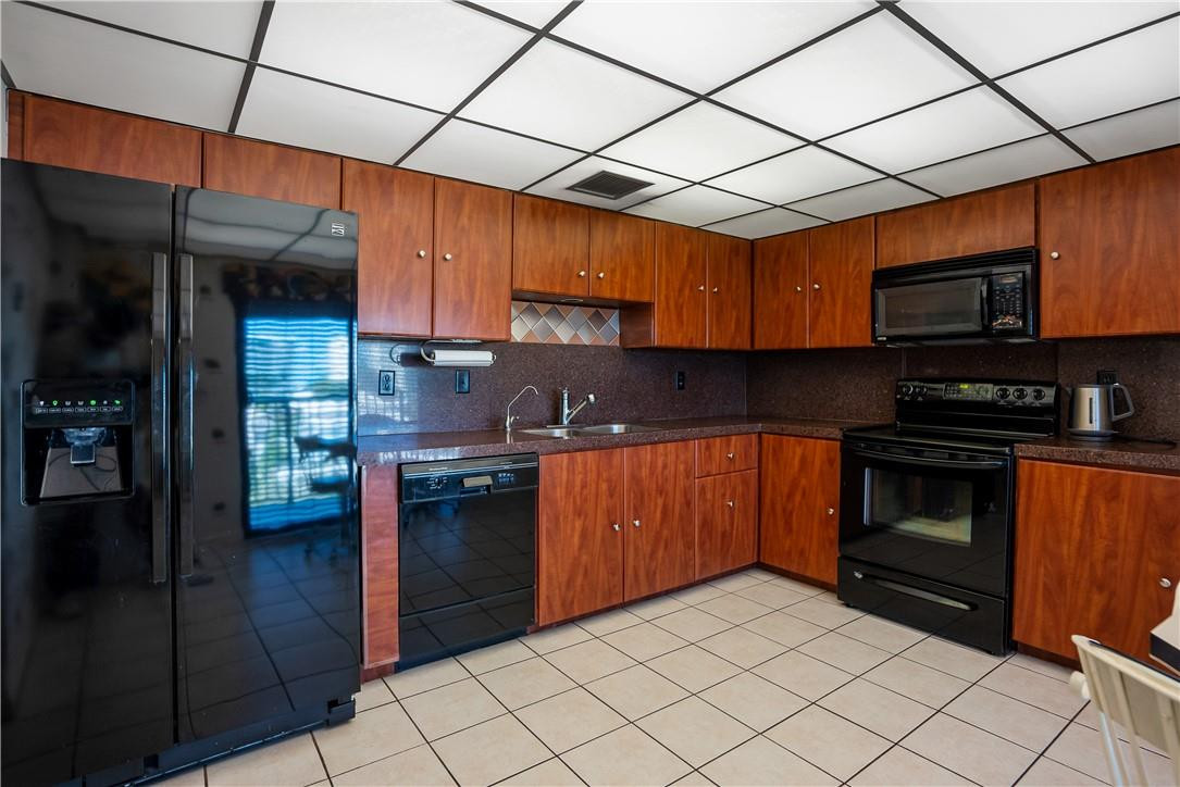 701 North Riverside Drive, Unit 403 Pompano Beach, FL 33062 - Photo 9 of 40 Large eat-in kitchen.
