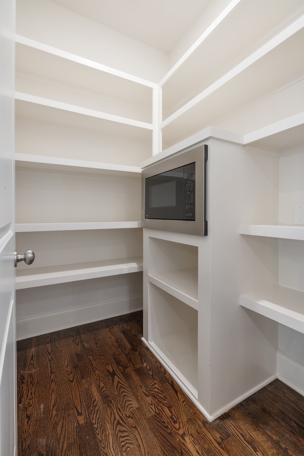 5543 Knob Road Nashville, TN 37209 - Photo 26 of 64 a living room with a bed and cabinets