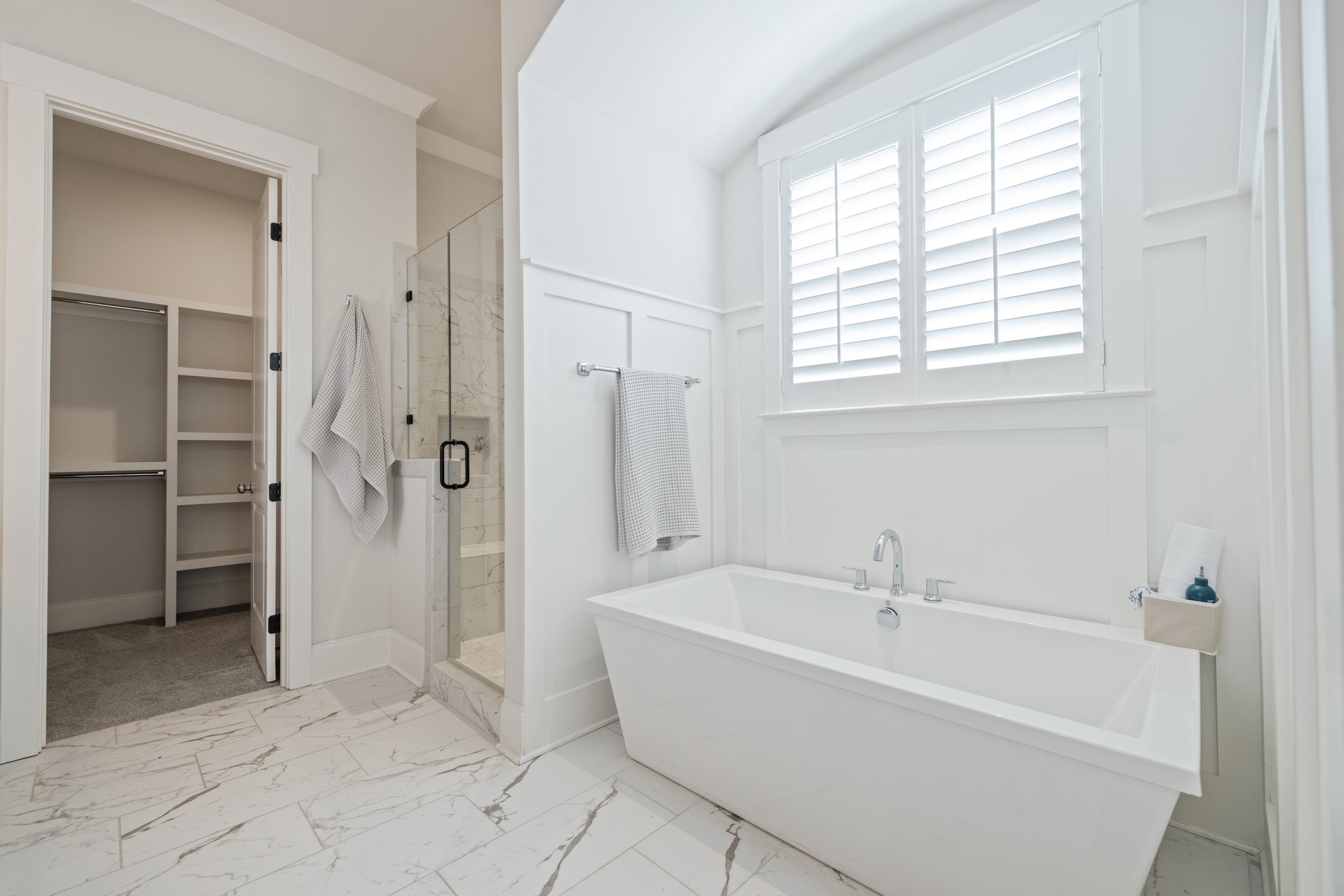 5543 Knob Road Nashville, TN 37209 - Photo 33 of 64 a spacious bathroom with a bathtub and a shower