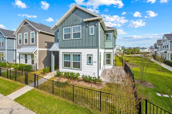a view of house with a yard