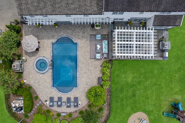a view of entryway with a garden