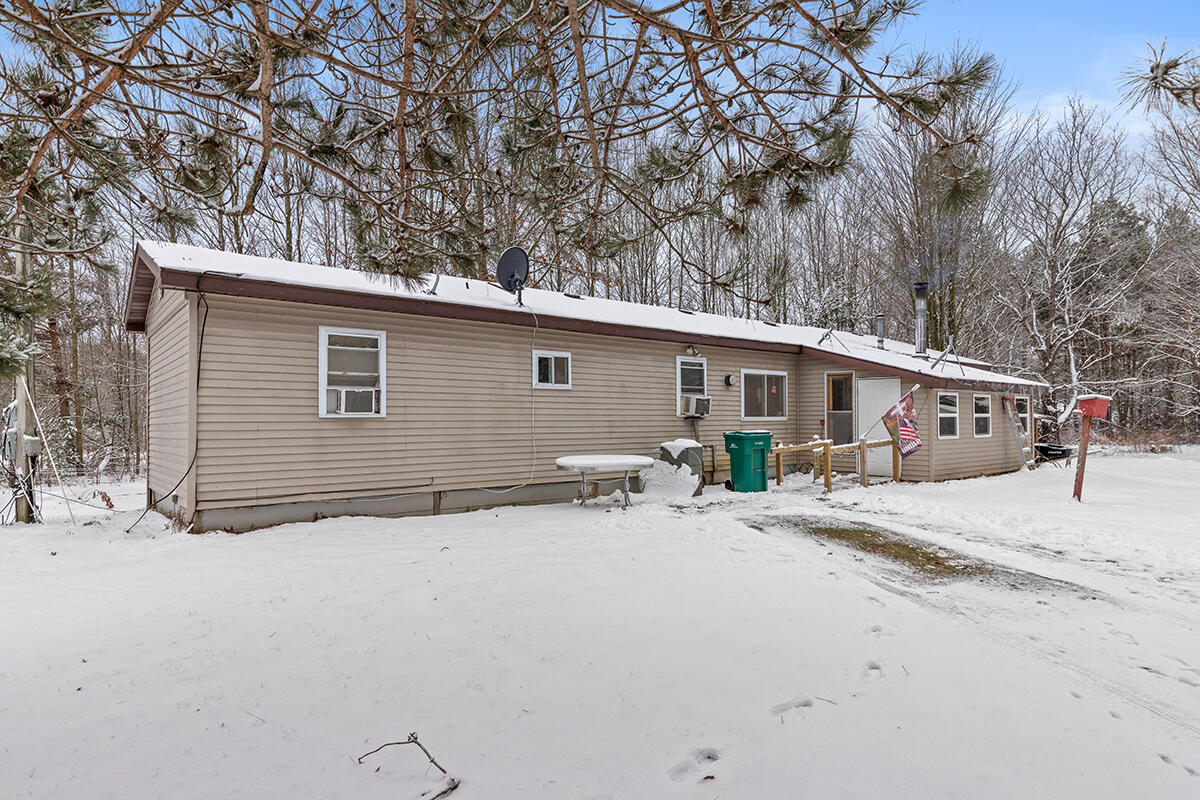 11224 East 8th Street Reed City, MI 49677 - Photo 2 of 20 IMG_1001
