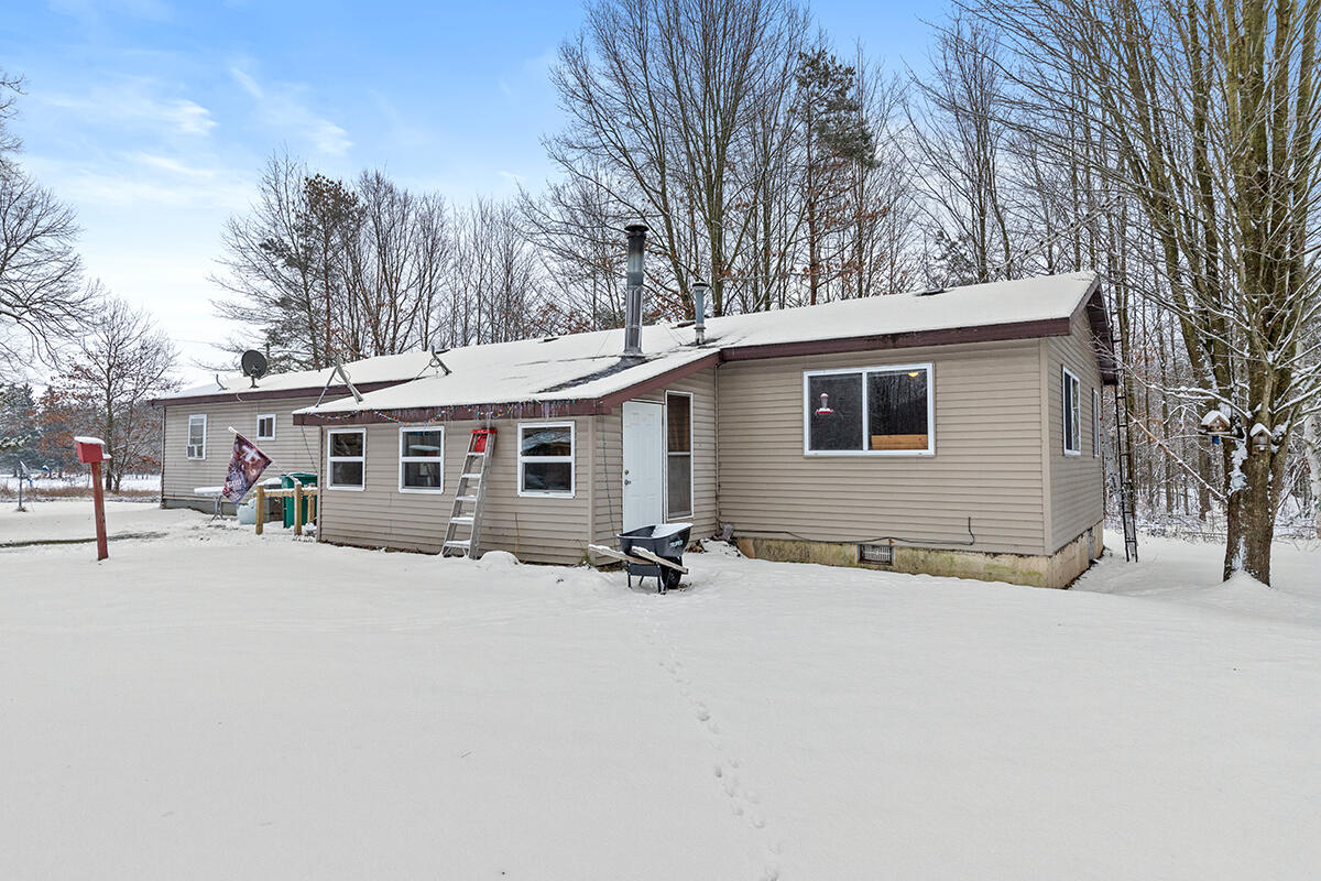 11224 East 8th Street Reed City, MI 49677 - Photo 3 of 20 IMG_1002