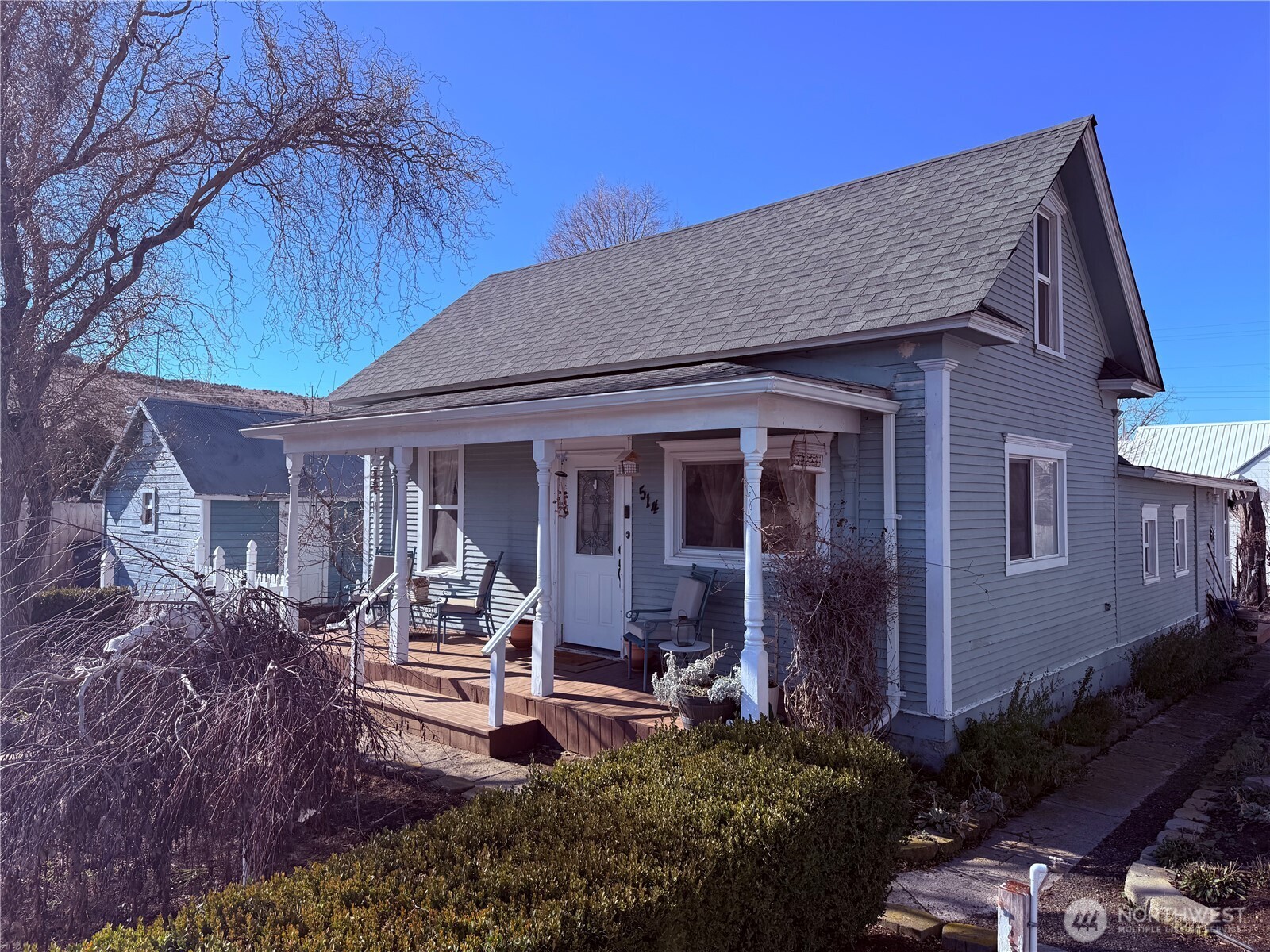 514 South Division Street Odessa, WA 99159 - Photo 2 of 40 a view of a house with a patio