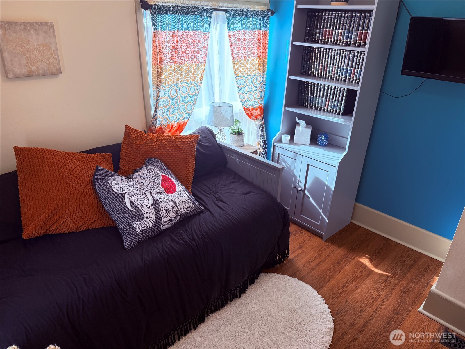 514 South Division Street Odessa, WA 99159 - Photo 22 of 40 a living room with furniture and a book shelf