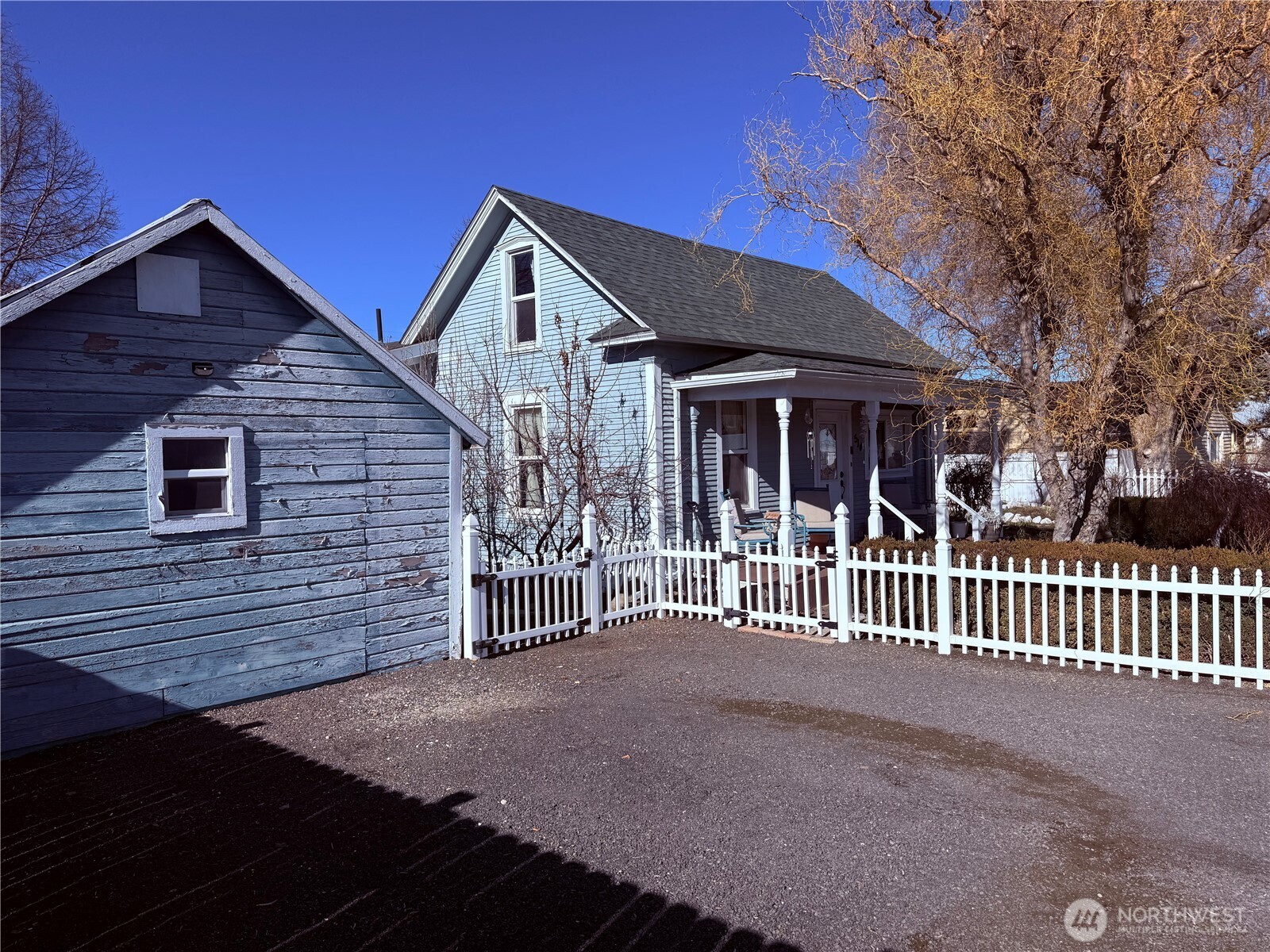 514 South Division Street Odessa, WA 99159 - Photo 38 of 40 a front view of a house with porch