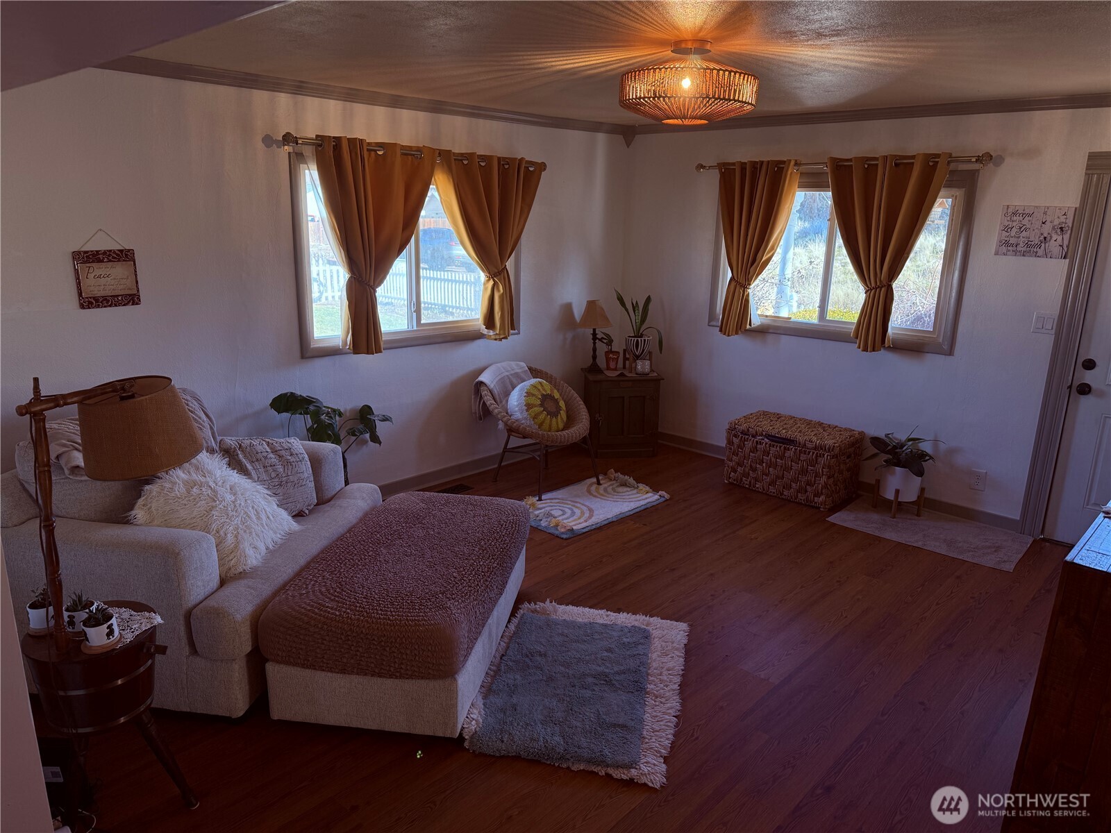 514 South Division Street Odessa, WA 99159 - Photo 7 of 40 a room with furniture and window