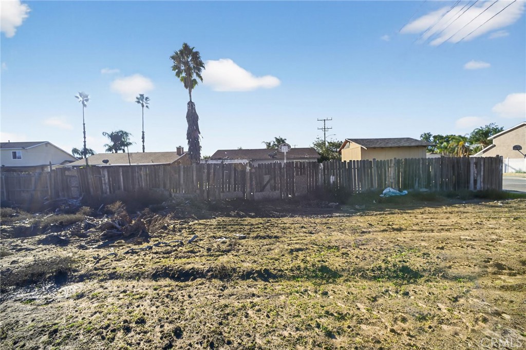 498 Serrana Road Perris, CA 92570 - Photo 6 of 8 a view of a backyard