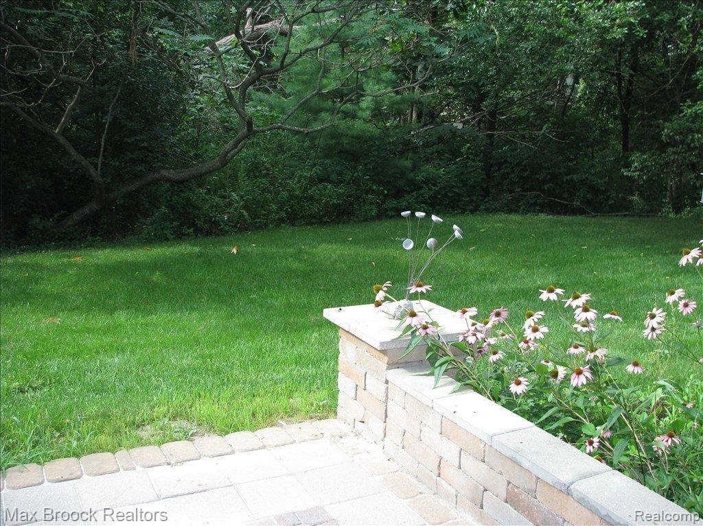 5387 Coomer Road West Bloomfield, MI 48324 - Photo 25 of 25 Yard