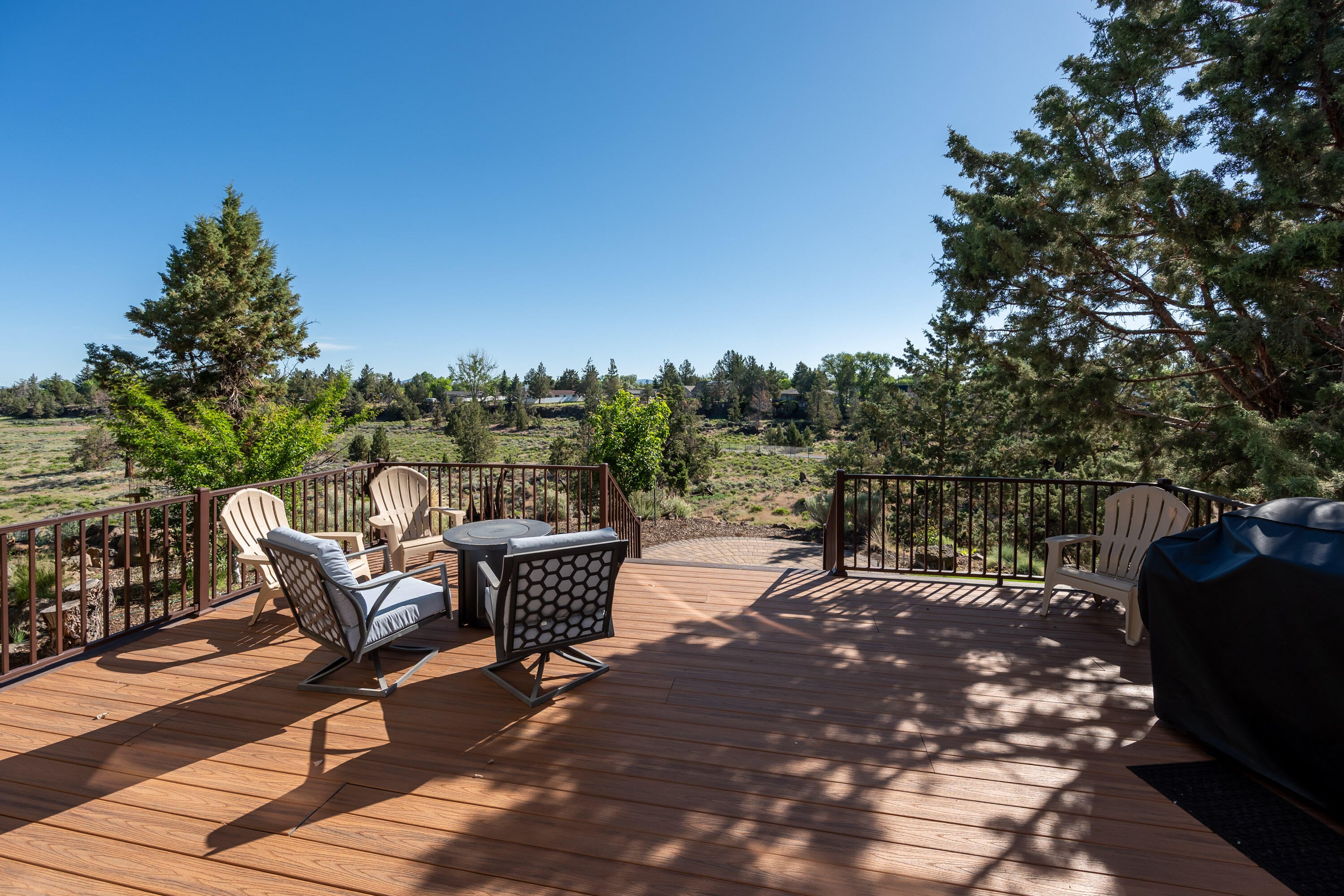 1354 Southwest Rimrock Way Redmond, OR 97756 - Photo 4 of 49 TPark_2032_053025-HDR