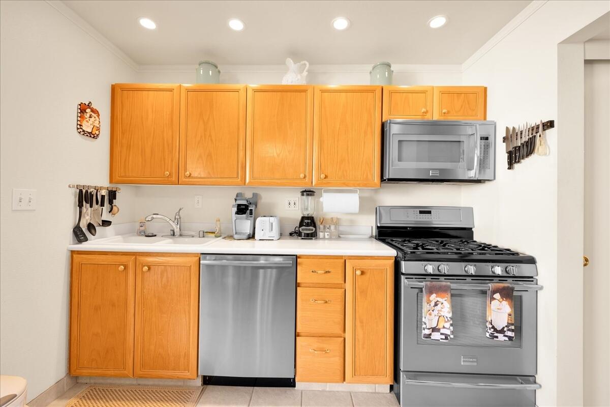 1555 North Chaparral Road, Unit 334 Palm Springs, CA 92262 - Photo 10 of 36 a kitchen with a stove a sink and a microwave