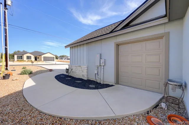 $585,000 | 119 Hiram Cook, Blanco, TX 78606