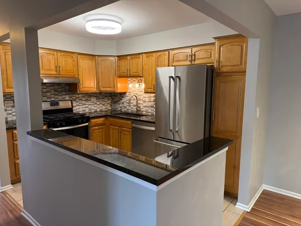 $1,975 | 420 74th Street, Unit 204, Downers Grove, IL 60516