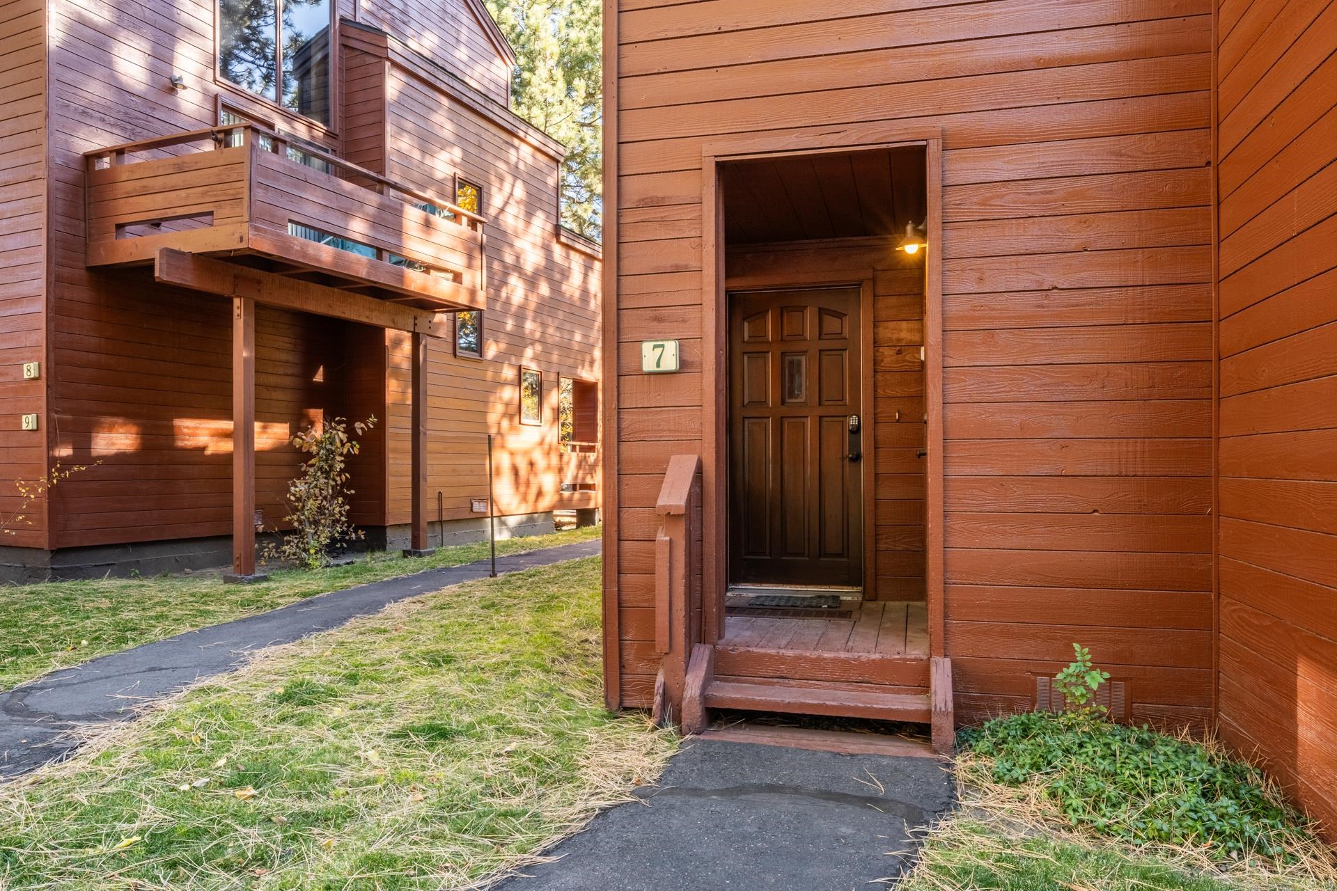 2112 Meridian Boulevard, Unit 7 Mammoth Lakes, CA 93546 - Photo 28 of 33 Property entrance