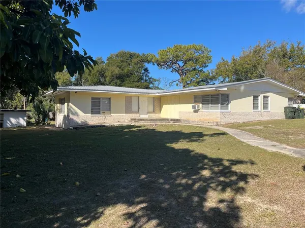 a view of a house with a yard