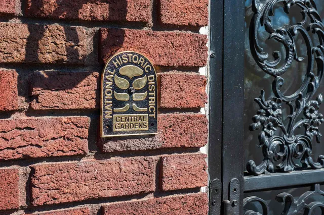 a sign that is on the side of a wall