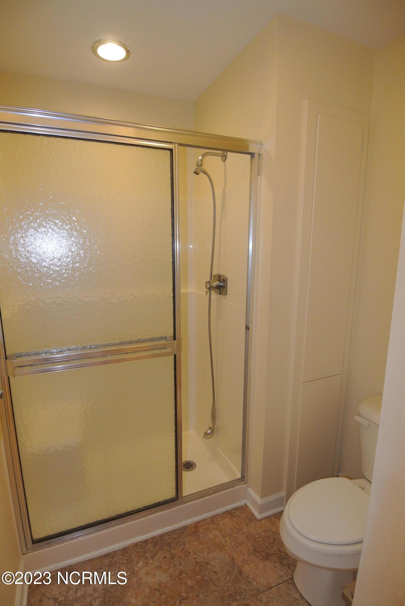 2129 Neuse Cliffs Circle New Bern, NC 28560 - Photo 21 of 27 Hallway bathroom