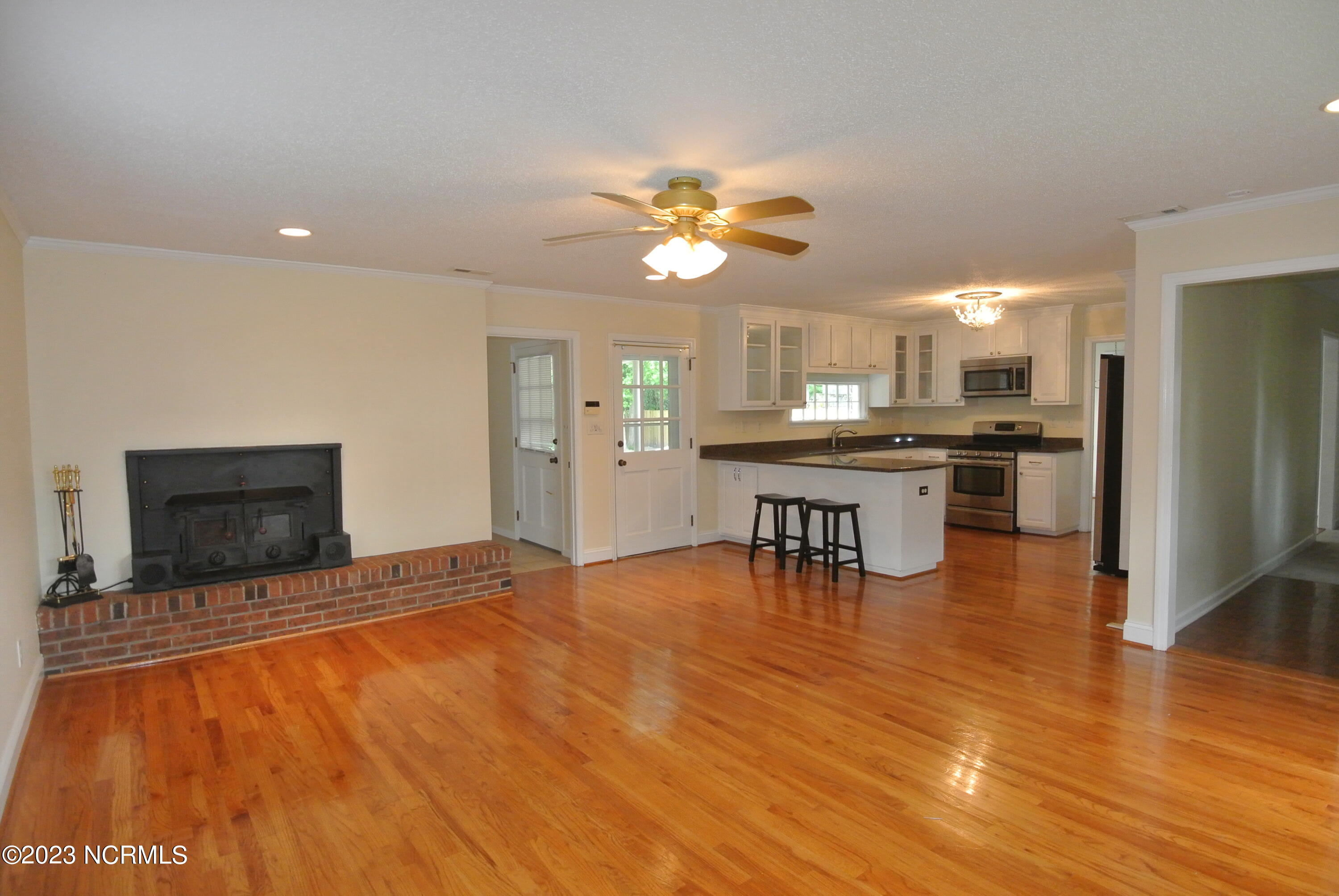 2129 Neuse Cliffs Circle New Bern, NC 28560 - Photo 6 of 27 Living room