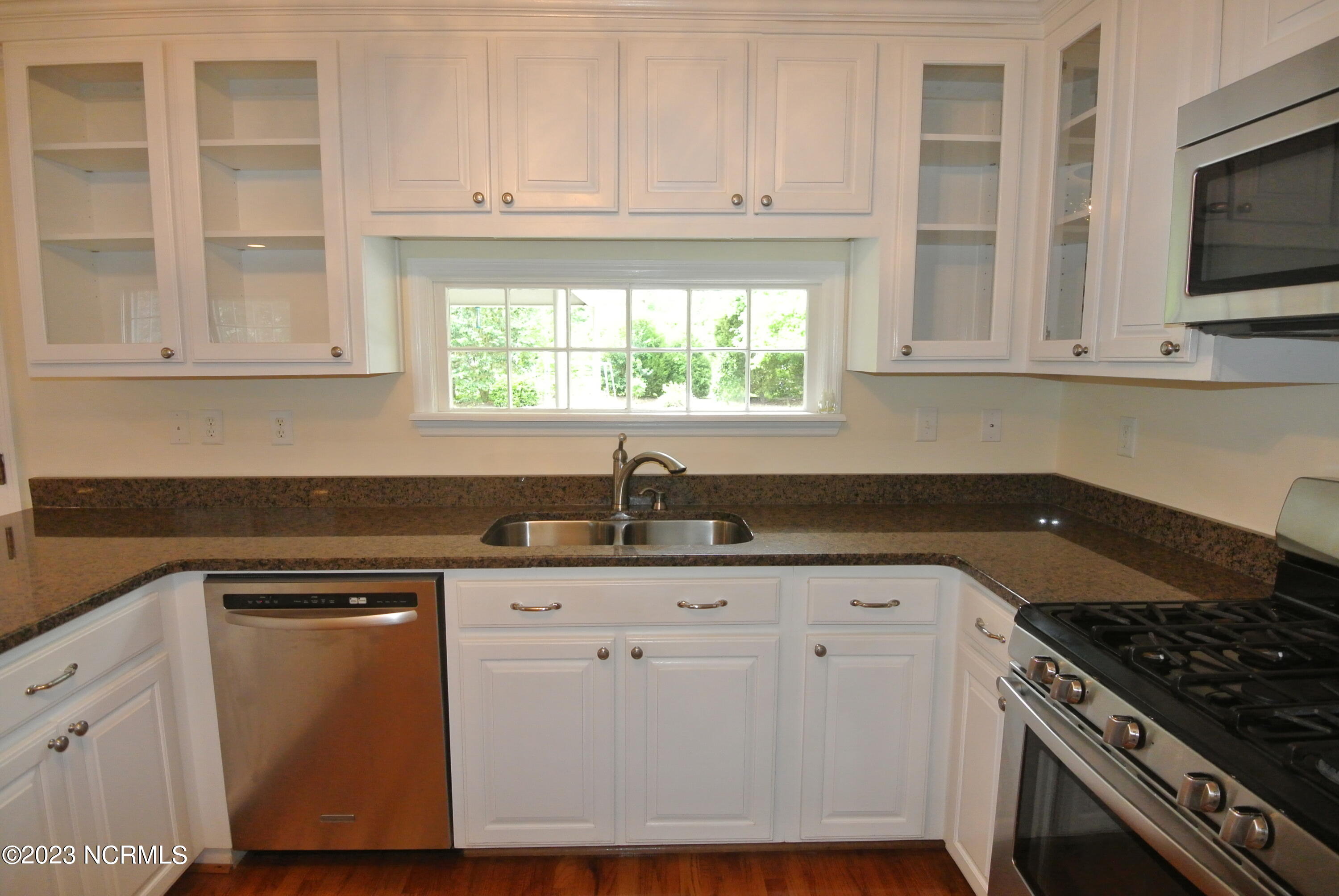 2129 Neuse Cliffs Circle New Bern, NC 28560 - Photo 10 of 27 Kitchen