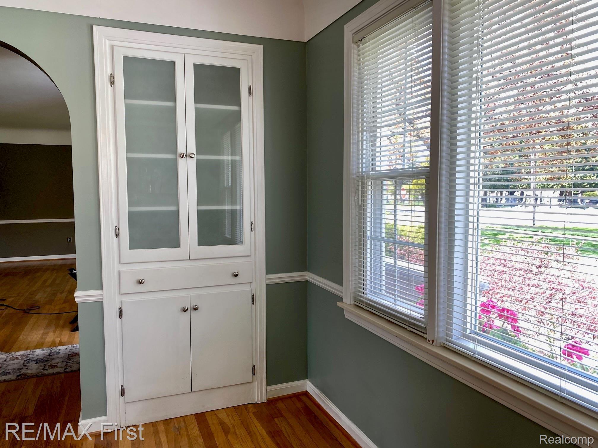 4600 Chicago Road Warren, MI 48092 - Photo 11 of 43 Built In China Cabinet