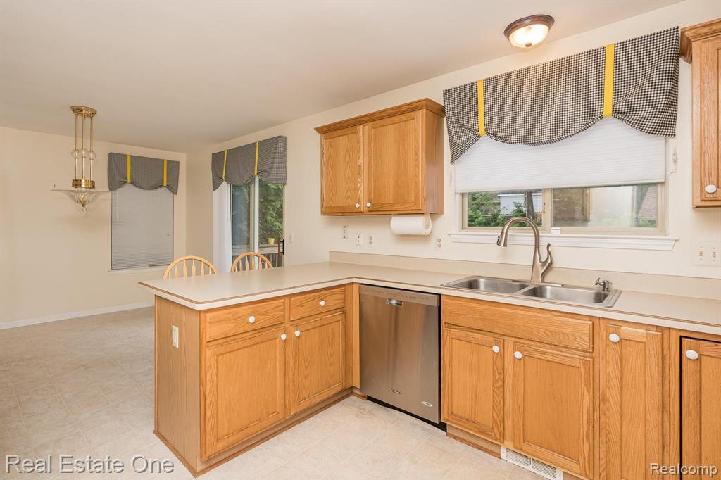 746 Elizabeth Street Rochester, MI 48307 - Photo 9 of 26