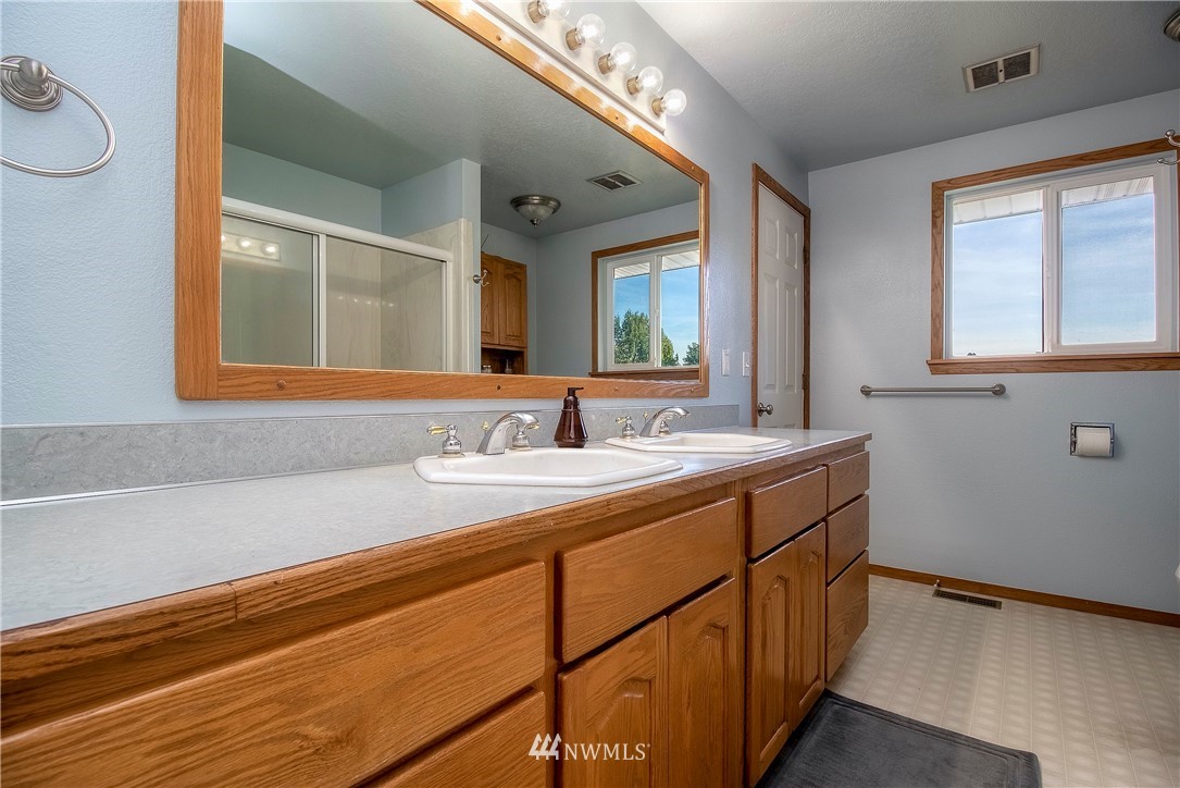 356 Bussell Road Walla Walla, WA 99362 - Photo 17 of 34 a bathroom with a granite countertop sink and a large mirror