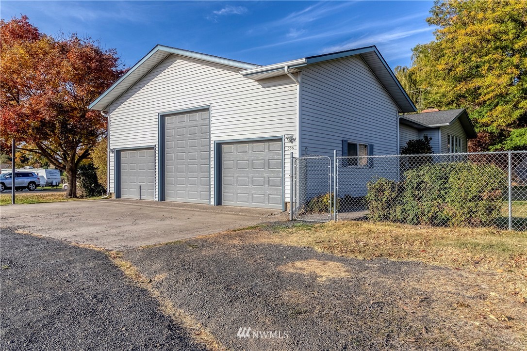 356 Bussell Road Walla Walla, WA 99362 - Photo 3 of 34 a view of a house with a yard and garage
